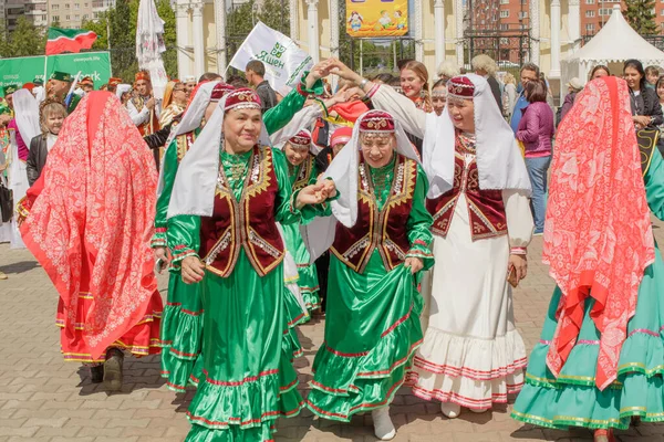 叶卡捷琳堡 俄罗斯 2019年6月15日 身着民族服装跳舞的女性民间舞蹈布鲁克 每年的国家鞑靼人和Bashkirs Sabantuy节 位于城市公园 — 图库照片
