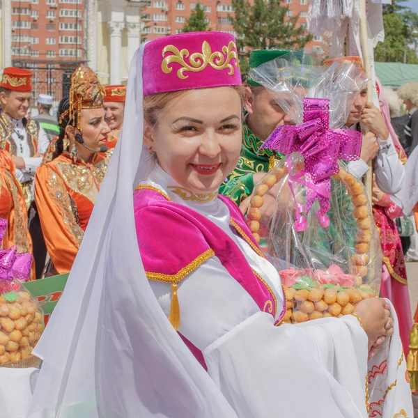 Yekaterinburg Ρωσία Ιουνίου 2019 Μια Γυναίκα Εθνικά Ρούχα Κρατά Ένα — Φωτογραφία Αρχείου