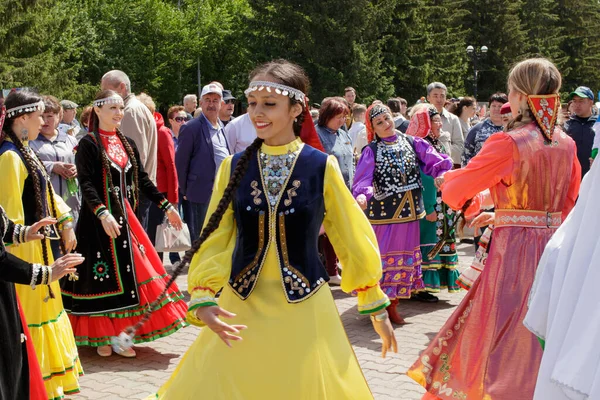 Jekaterinburg Russland Juni 2019 Frauen Tatarischer Nationalkleidung Tanzen Kreis Inmitten — Stockfoto