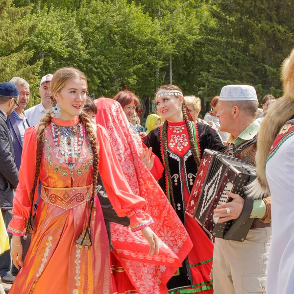 叶卡捷琳堡 俄罗斯 2019年6月15日 穿着鞑靼民族服装的女孩在手风琴下跳舞 每年的国家鞑靼人和Bashkirs Sabantuy节 位于城市公园 — 图库照片