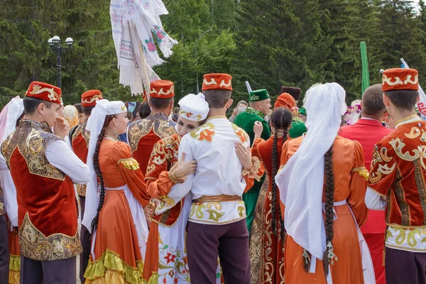 叶卡捷琳堡 俄罗斯 2019年6月15日 一个穿着鞑靼民族服装的女孩和一个男人在人群中拥抱 每年的国家鞑靼人和Bashkirs Sabantuy节 位于城市公园 — 图库照片