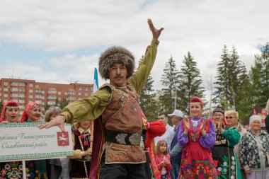 Yekaterinburg, Rusya, 15 Haziran 2019. Bir adam ulusal kıyafetle Bashkir dansı yapıyor. Yıllık Tatarlar ve Bashkirs Sabantuy bayramı şehir parkında.