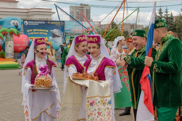 Yekaterinburg Oroszország 2019 Június Nemzeti Ruhás Nők Tatár Ételeket Tartanak — Stock Fotó