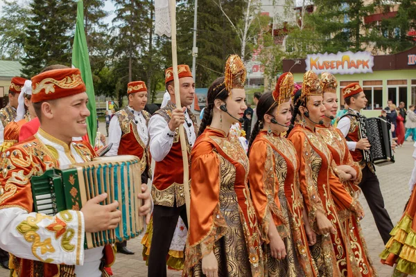 叶卡捷琳堡 俄罗斯 2019年6月15日 每年的国庆节鞑靼人和Bashkirs Sabantuy在城市公园 身着民族服装的巴什基尔宾客游行 — 图库照片