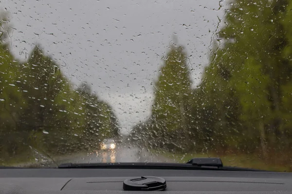 Widok Przez Mokrą Szybę Samochodzie Drodze Deszczowy Dzień Lesie Samochód — Zdjęcie stockowe
