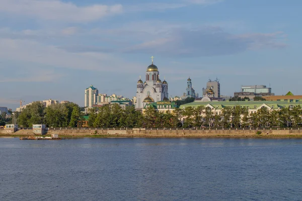 Zomer Stadslandschap Zicht Rivier Iset Kerk Van Schitterende Het Russische — Stockfoto