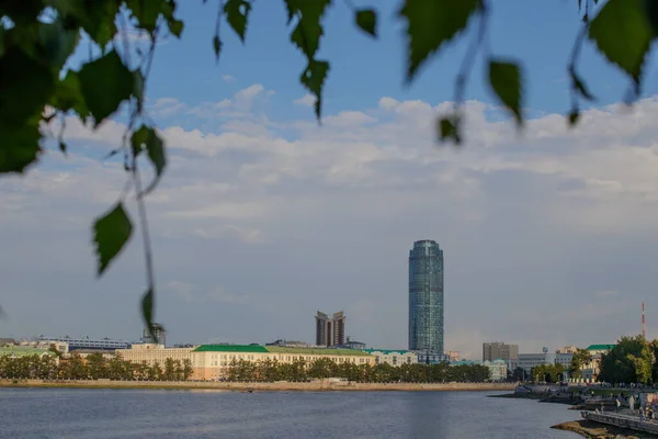 Paisaje Verano Vista Del Río Iset Torre Vysotsky Ekaterimburgo — Foto de Stock