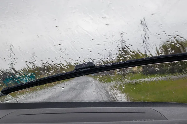 Szyby Samochodowe Kroplami Wody Wycieraczką Deszczową Pogodę Widok Wewnętrzny — Zdjęcie stockowe