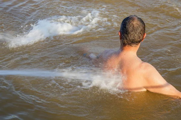 Piscina Termal Hombre Recibe Hidromasaje Espalda Con Potente Chorro Boquilla — Foto de Stock