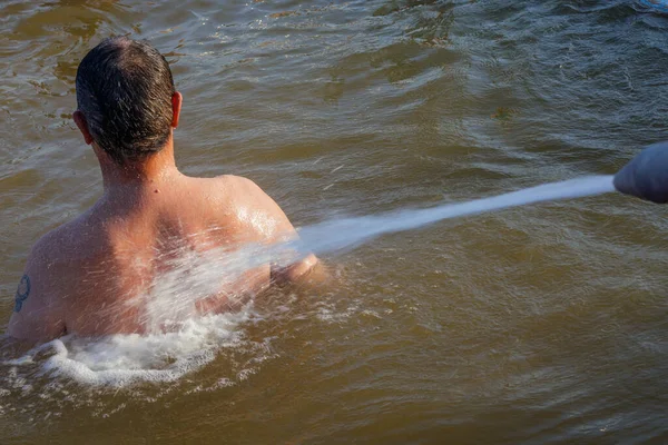 Piscina Termal Hombre Recibe Hidromasaje Espalda Con Potente Chorro Boquilla — Foto de Stock