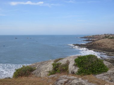 Güney Çin Denizi 'nin açık körfezi ve tepeden manzaralı kayalık sahili. Mui Ne, Vietnam