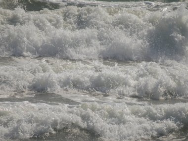 Geçmişi. Köpüklü ve köpüklü deniz dalgaları. Beyaz ve gri serin tonlar.