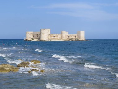 Kizkalesi ya da Maiden kalesi, denizin ortasındaki kıyıdan yaklaşık 200 metre uzaklıkta, küçük bir adada yer almaktadır. Mersin, Türkiye.