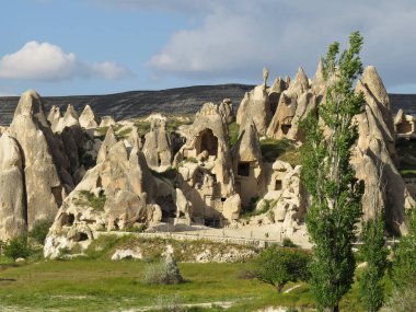 Goreme Vadisi. Ekonomik ihtiyaçlar için kullanılan yumuşak tüy taşından yapılmış tarihi evler. Erozyonla şekillenmiş manzara. Kapadokya, Türkiye.