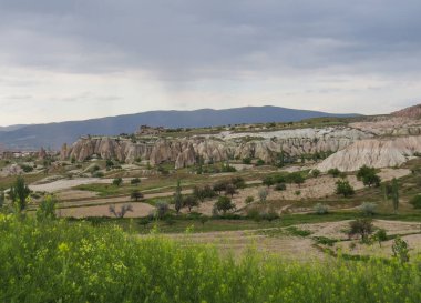 Manzara. Goreme Milli Parkı, Nevsehir 'in 12 km doğusundaki Goreme köyünün hemen dışında ve Merkez Anadolu' daki Kapadokya 'nın kalbinde yer almaktadır..