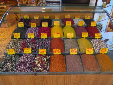 İstambul, 10 Mayıs 2015. Türk ticaret dükkanında çok renkli çay ve baharatlarla dolu bir vitrin. İngilizce 'de her ürünün ismiyle komik işaretler.