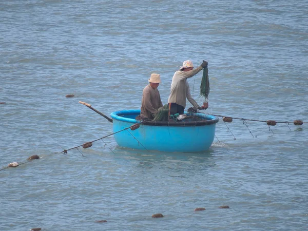 Mui Vietnam January 2015 两名渔民乘坐一艘传统的越南船只航行 其中一个扔了网 — 图库照片