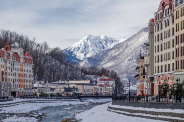 Sochi, Rusya - 24 Ocak 2019: Kayak merkezi Rosa Khutor. Mzymta Nehri Kış manzarası