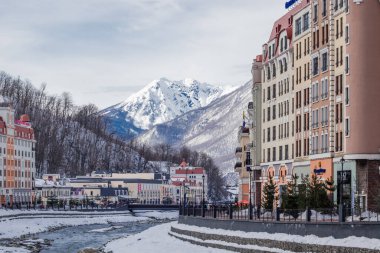 Sochi, Rusya - 24 Ocak 2019: Kayak merkezi Rosa Khutor. Mzymta Nehri Kış manzarası. Boşluğu kopyala