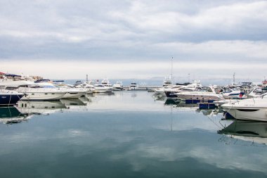 Soçi Rusya 8 Şubat 2019. Bulutlu bir günde Soçi limanında. Sahilden yatın manzarası.