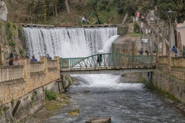 Abhazya, Yeni Athos, 27 Ocak 2019. Turistler Psyrtskha nehrindeki yapay şelaleyi ziyaret ediyorlar. Geziyorlar, fotoğraf çekiyorlar, yürüyorlar.,