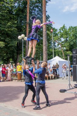 Jurmala Letonya 15 Temmuz 2018 Jomas sokak festivalinde bir grup jimnastikçinin performansı. Giriş açık, bilet yok..