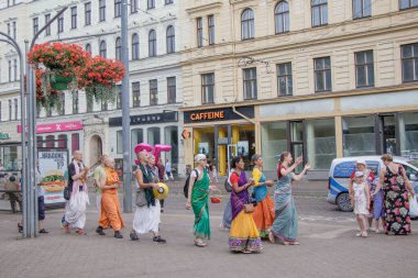 Riga Letonya 12 Temmuz 2018 Hare Krishna grubu Riga sokaklarında yürüyor ve şarkı söylüyor