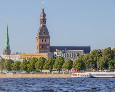 Riga L.atvia 9 Temmuz 2018 Daugava nehri kıyısındaki Kubbe Katedrali