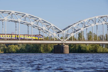 Riga. Daugava 'dan demiryolu köprüsünün manzarası. Su gezisi.