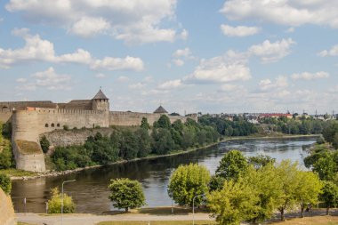 Rus Ivangorod kalesinin kale duvarı ve Estonya kıyılarından Narva sınır nehri manzarası..