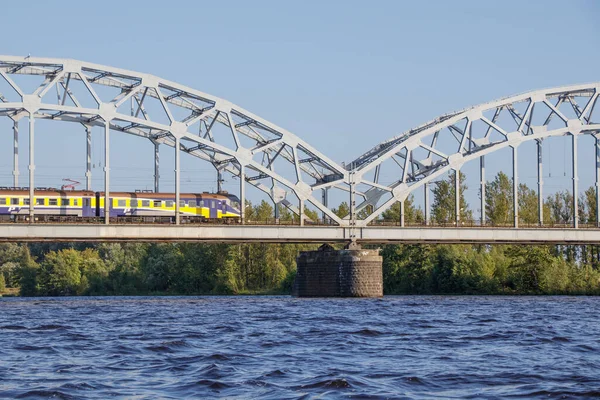Riga Vagyok Kilátás Vasúti Hídra Daugaváról Vízi Kirándulás — Stock Fotó