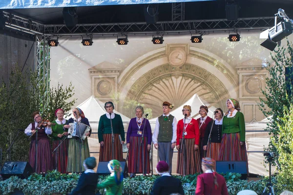 Riga Latvia July 2018 Banda Amadora Canta Palco Festival Canção — Fotografia de Stock