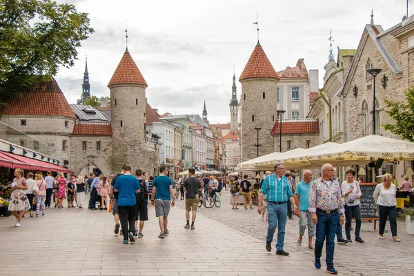 Tallinn, Estonya... 25 Temmuz 2018 Viru Gate. Bir çift pitoresk kule Tallinn 'in en turistik caddesi olan Viru Caddesi boyunca Eski Şehir' in girişini süslüyor..
