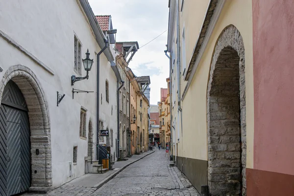 Medieval Narrow Street Tallinn Old Town Cobblestone Pavement Estonia — Foto de Stock