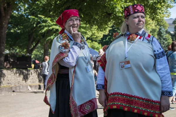 Riga Letland Juli 2018 Een Oudere Vrouw Een Jonge Vrouw — Stockfoto