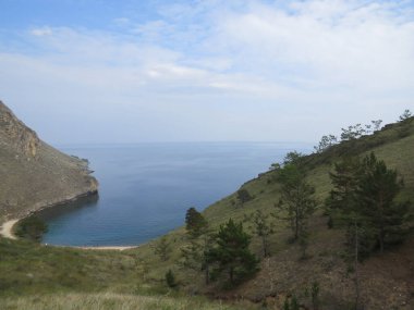 Bay Halsany. Yaz günü kumsalda. Yukarıdan manzara. Olkhon Adası. Baykal Gölü.