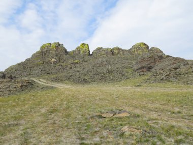 Olkhon Adası 'nın güç merkezi olan Ruhlar Kalesi' nde liken kaplı kayalar. Baykal Gölü.