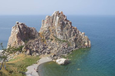 Baykal Gölü. Olkhon Adası. Burhan Burkhan Burnu. Khuzhir Köyü. Kayanın manzarası Shamanka.