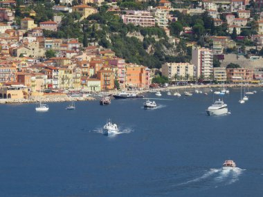 Güzel, Fransa, 29 Temmuz 2019. Akdeniz 'de gemiler ve yatlar yüzüyor. Nice 'in sahil kenti. Fransız Rivierası.
