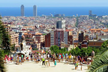 Barselona, İspanya, 22 Temmuz 2014. Park Guell 'deki gözlem güvertesi. Bu park, mimar Antonio Gaudi 'nin projelerinden biridir..