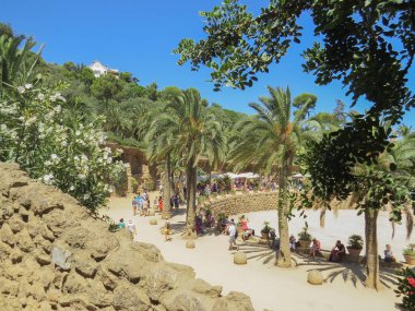 Barselona, İspanya, 22 Temmuz 2014. Park Guell 'de yürümek. Bu park, mimar Antonio Gaudi 'nin projelerinden biridir..