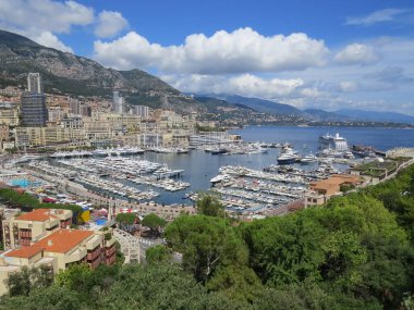 Hercule Limanı, Monte Carlo şehri, Monaco 'da lüks yatlar ve daireler.