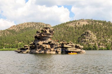 Rock Zhumbaktas 'taki turistler. Burabay Gölü ya da Borovoe Gölü. Kazakistan