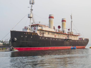 Irkutsk, Rusya, 7 Ağustos 2013. Geminin manzarası, gölden Angara buzkıran müzesi.