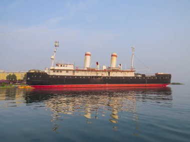 Irkutsk, Rusya, 7 Ağustos 2013. Geminin manzarası, gölden Angara buzkıran müzesi.