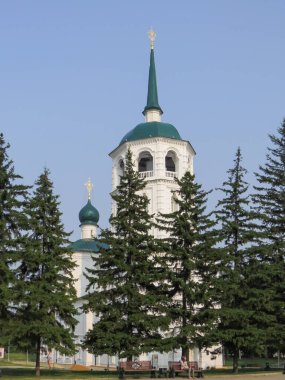 Irkutsk, Rusya, 7 Ağustos 2013. Yazın güneşli bir günde Ortodoks Spassky Tapınağı manzarası.