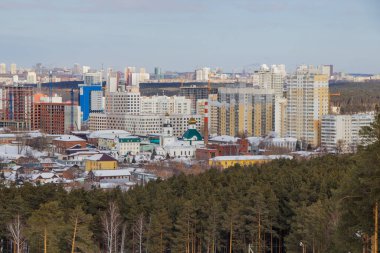 Uktus dağının kayak yamacından Yekaterinburg şehri manzarası
