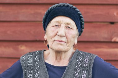 Geleneksel kıyafetleri içinde Müslüman bir kadının fotoğrafına yakından bakın. Kameraya bakıyor. Sibirya Köyü, Rusya