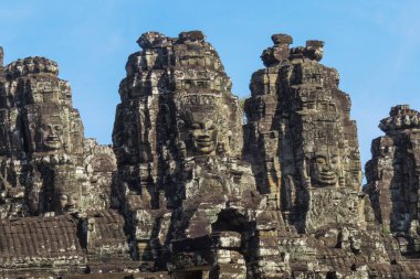 Angkor Wat, Kamboçya 'daki dini tapınak kompleksinin kalıntıları. Taşa oyulmuş yüzler.