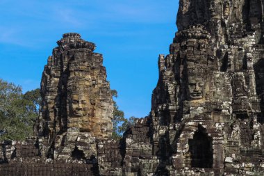 Angkor Wat, Kamboçya 'daki dini tapınak kompleksinin kalıntıları. Taşa oyulmuş bir yüz..